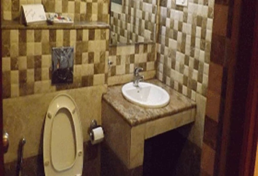 בית מלון כפרי The Majestic Crown