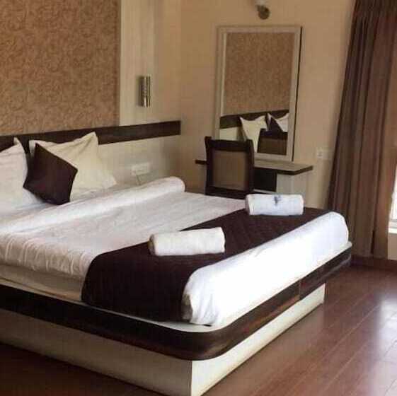 בית מלון כפרי The Majestic Crown