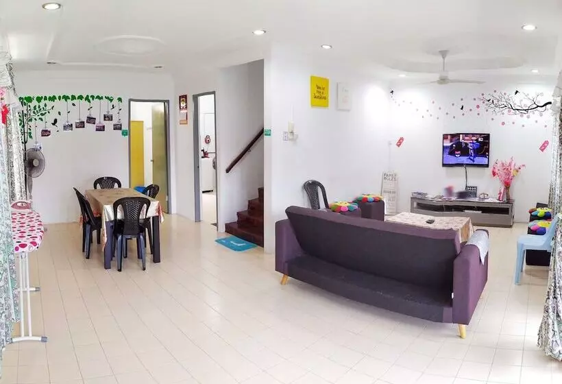 H Homestay Semi D 1000mbps Wifi, Astro & Private Parking