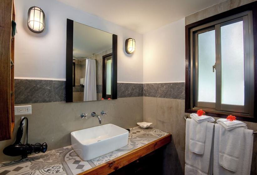 هتل Palau Carolines Resort