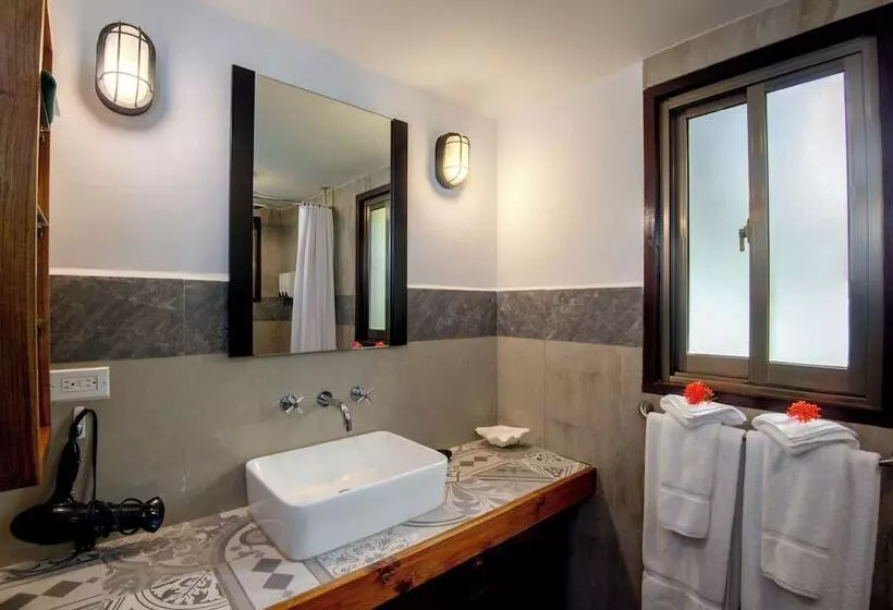 هتل Palau Carolines Resort