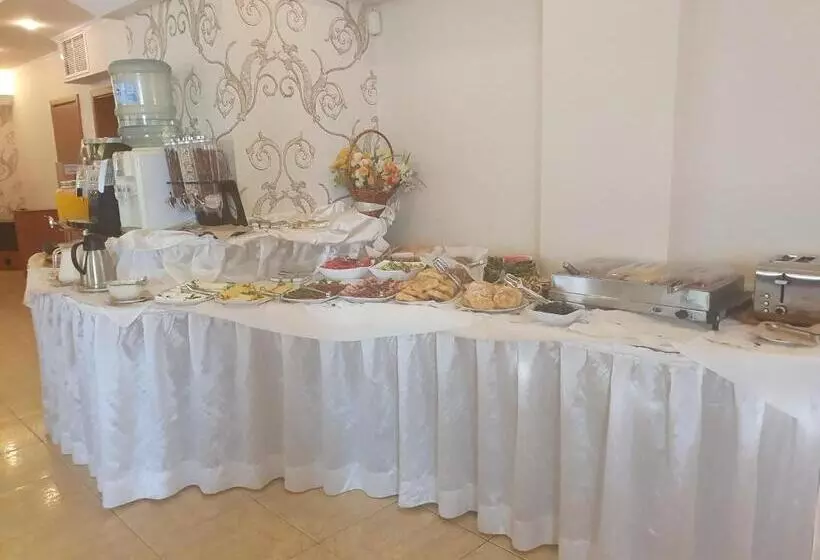 Amon Ra Hotel Family