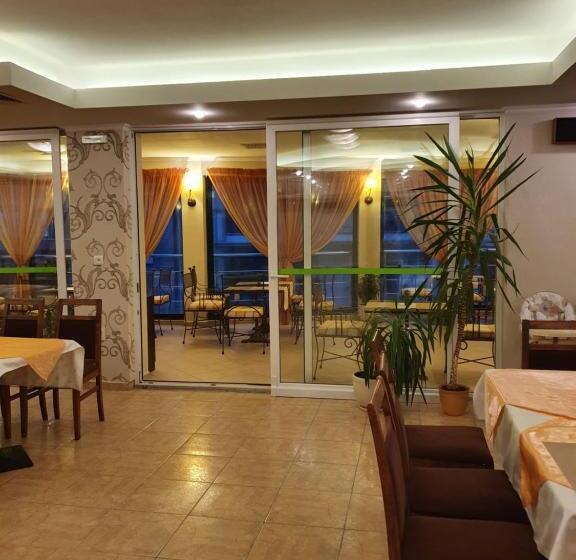 Amon Ra Hotel Family