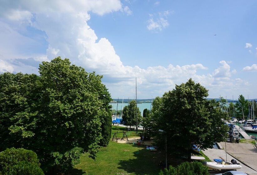 酒店 Tihany Yacht Club