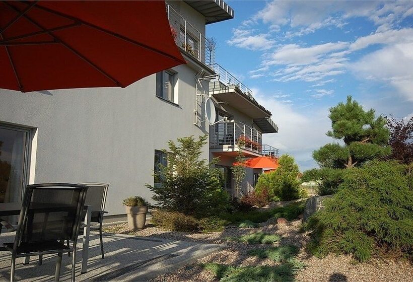 هتل Willa Pod Cyprysami