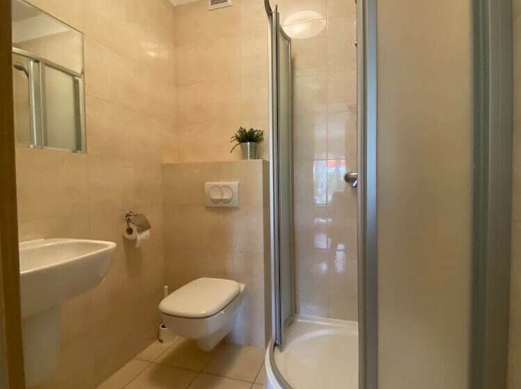 هتل Willa Pod Cyprysami