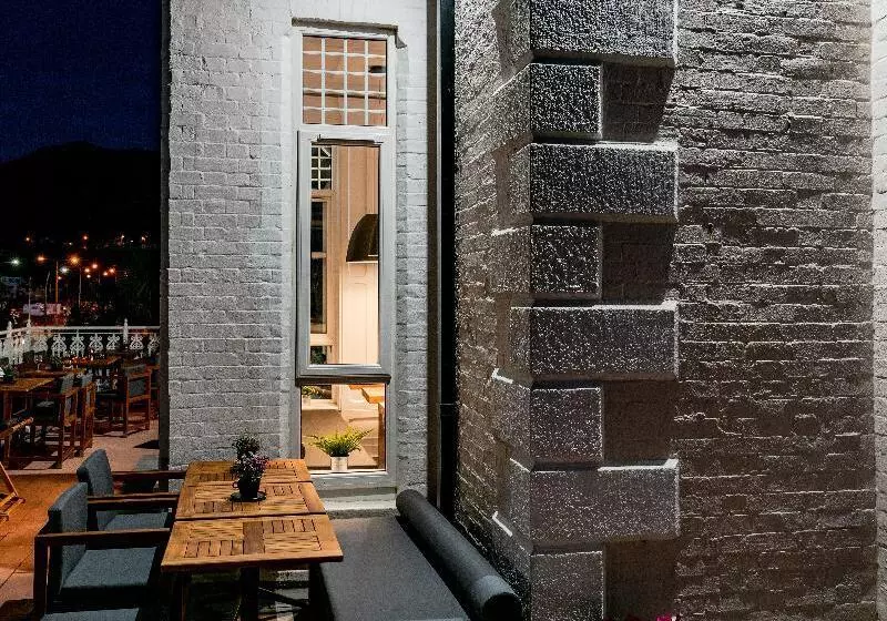 The Strand Hotel, The Former Residence Of Oscar Wilde