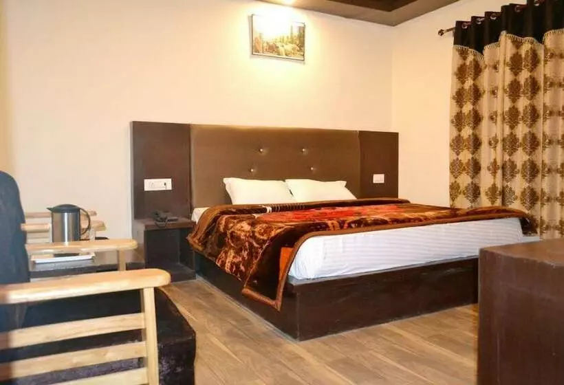ホテル Tridev Manali