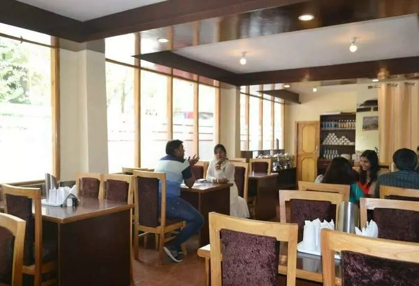 ホテル Tridev Manali