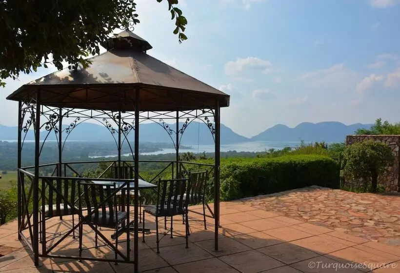 ペンション La Montagne Guest Lodge