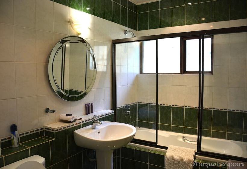 پانسیون La Montagne Guest Lodge