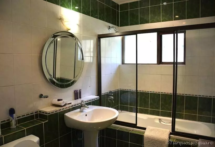 ペンション La Montagne Guest Lodge