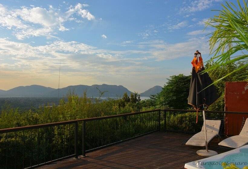 پانسیون La Montagne Guest Lodge