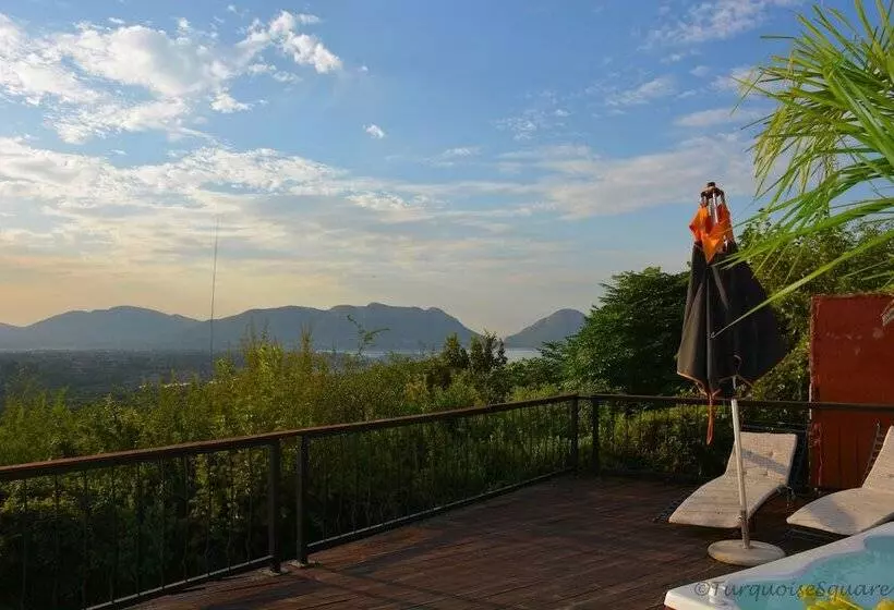 ペンション La Montagne Guest Lodge