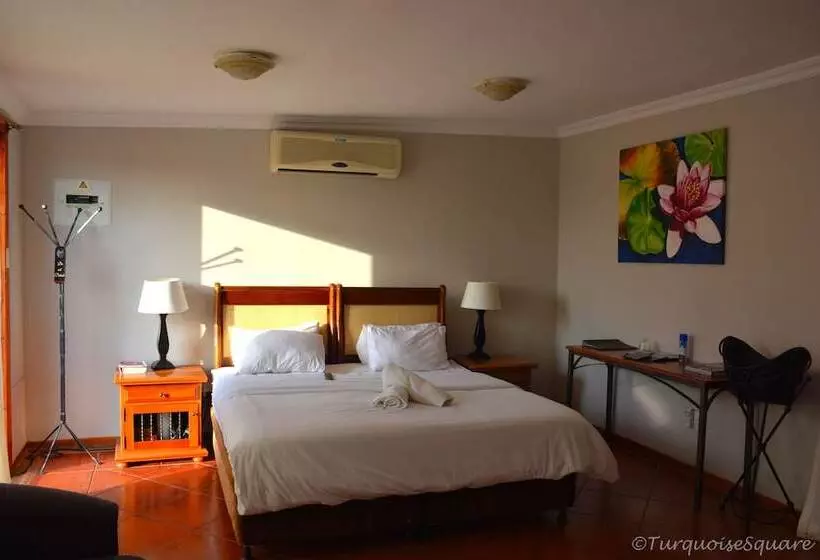 ペンション La Montagne Guest Lodge