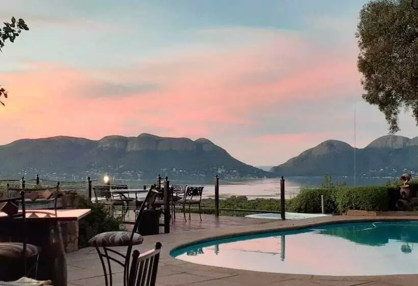 ペンション La Montagne Guest Lodge