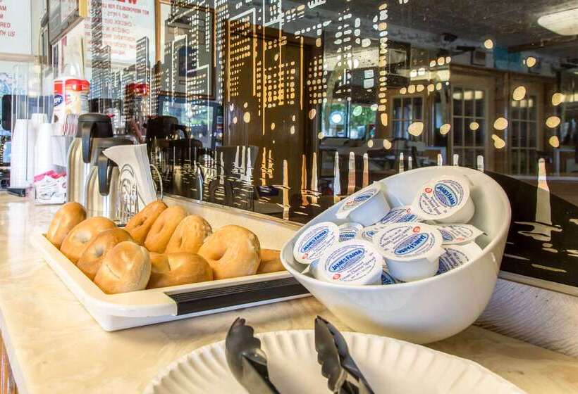 فندق على الطريق Rodeway Inn & Suites Branford   Guilford