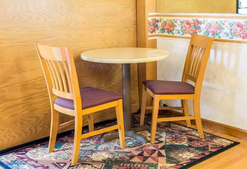 모텔 Rodeway Inn & Suites Branford Guilford