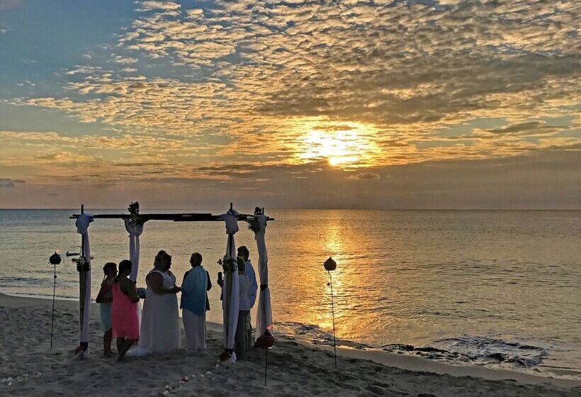 استراحتگاه Sand Castle On The Beach Adults Only