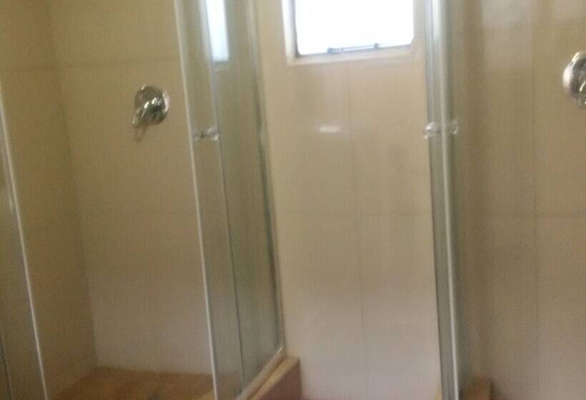 Общежитие Naledi Backpackers