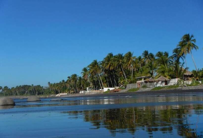 هتل Punta Roca Surf Resort