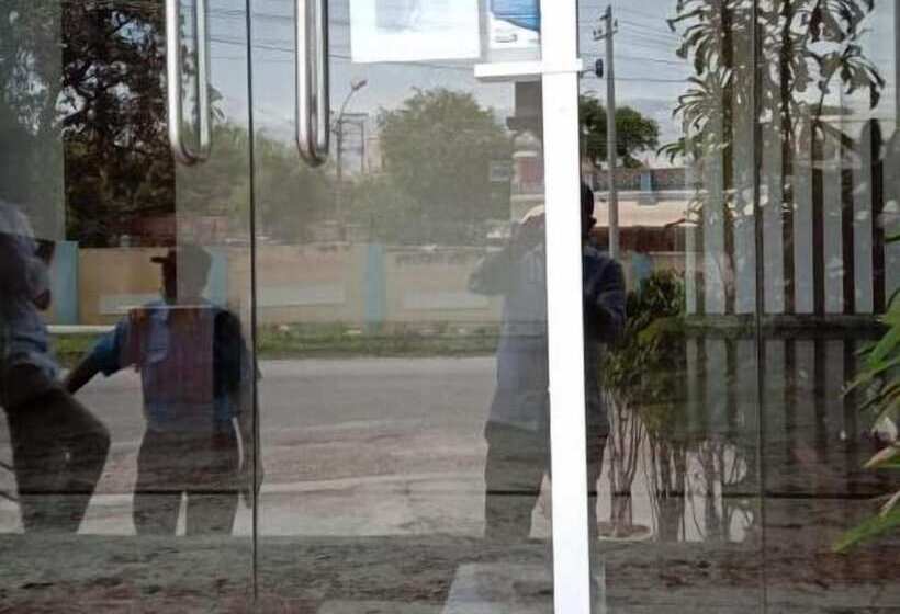 בית מלון כפרי Regalia Inn & Suites