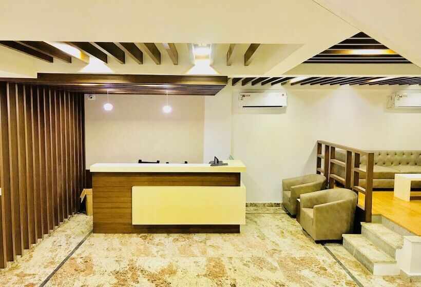 בית מלון כפרי Regalia Inn & Suites