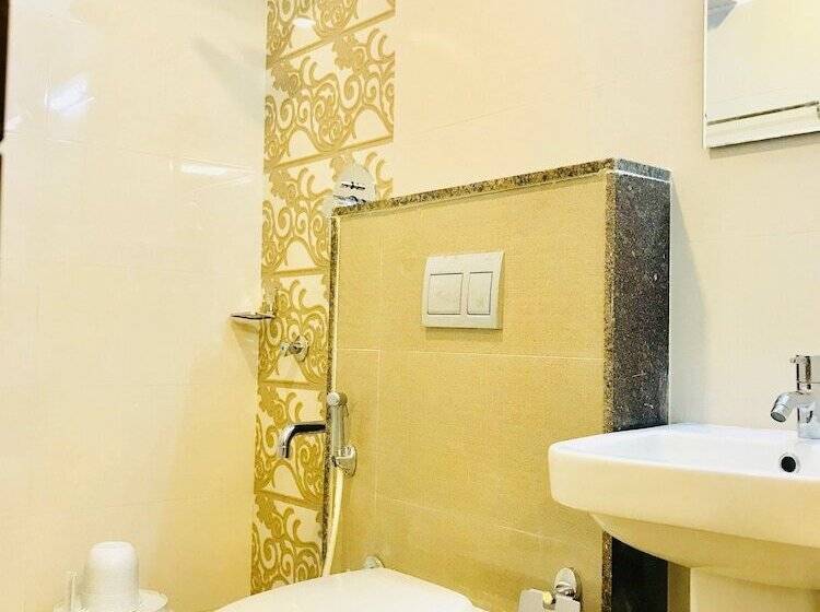 בית מלון כפרי Regalia Inn & Suites