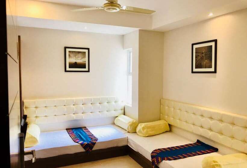 בית מלון כפרי Regalia Inn & Suites