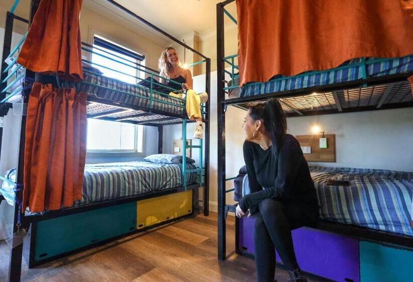 Mad Monkey Hostel Coogee Beach