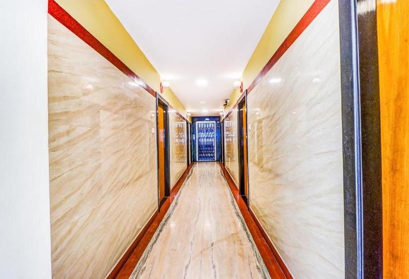 ホテル Capital O 11626 B Square