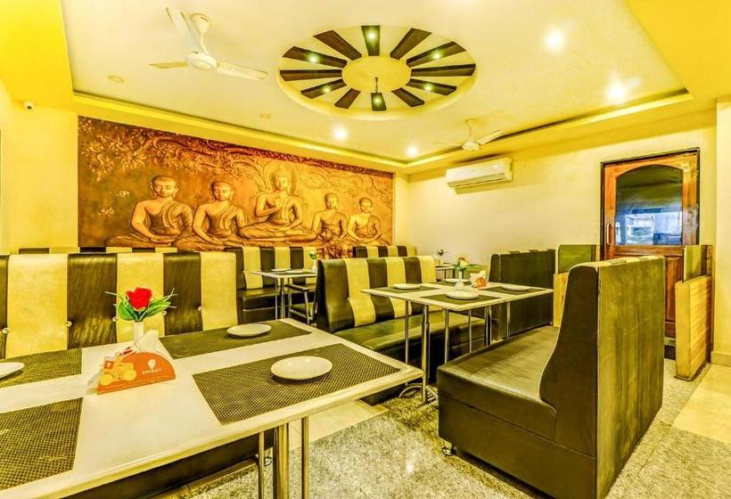 ホテル Capital O 11626 B Square