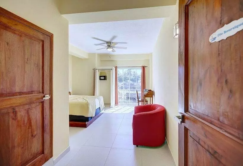 هتل L'auberge Du Vieux Port