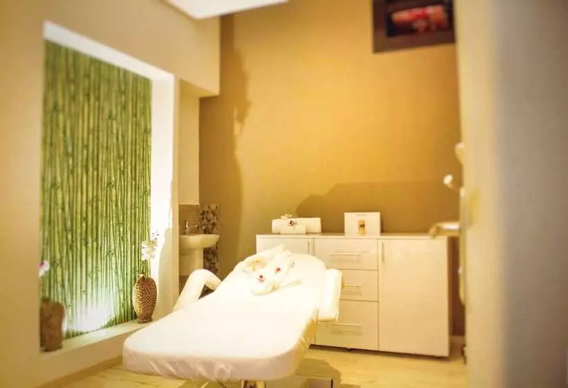 The Streamliner Hotel Apartment