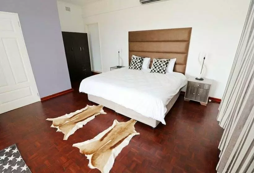 Hotelli Msitu Kwetu Lodge & Safaris