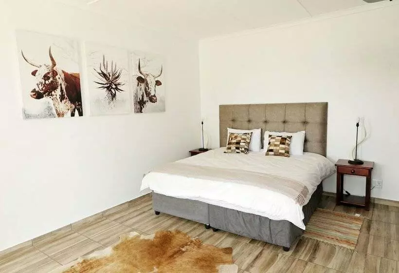 Hotelli Msitu Kwetu Lodge & Safaris