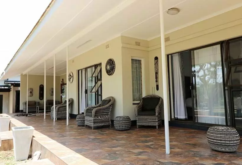 Hotelli Msitu Kwetu Lodge & Safaris