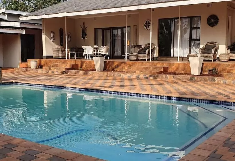 Hotelli Msitu Kwetu Lodge & Safaris