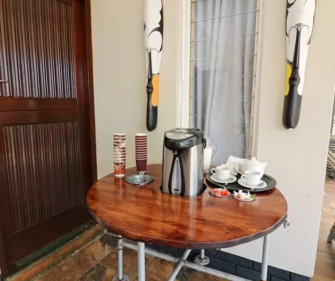 Hotelli Msitu Kwetu Lodge & Safaris