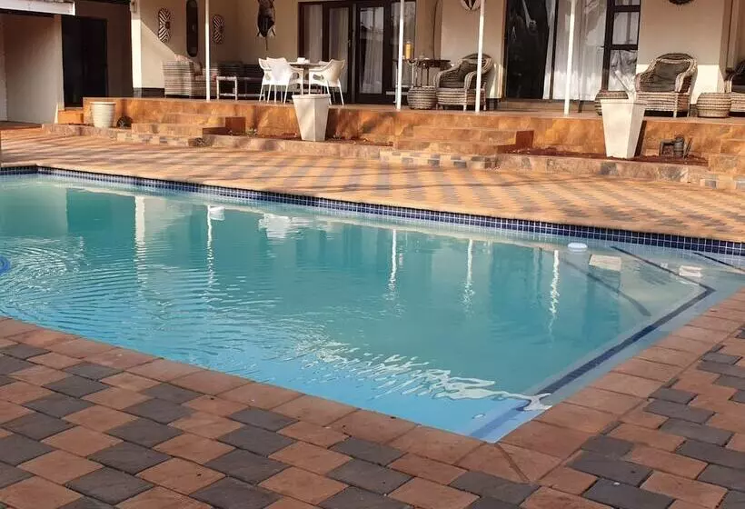 Hotelli Msitu Kwetu Lodge & Safaris