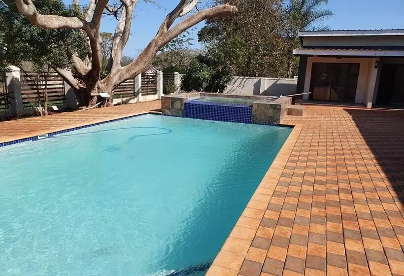 Hotelli Msitu Kwetu Lodge & Safaris