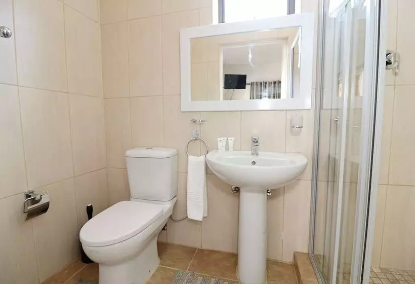 Hotelli Msitu Kwetu Lodge & Safaris