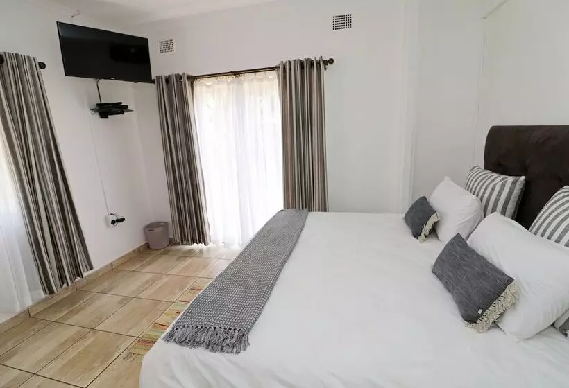 Hotelli Msitu Kwetu Lodge & Safaris