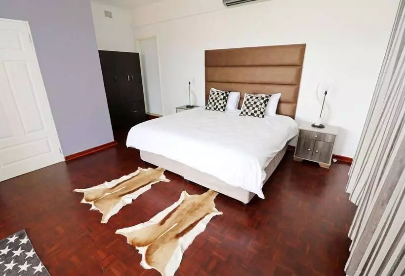 Hotelli Msitu Kwetu Lodge & Safaris