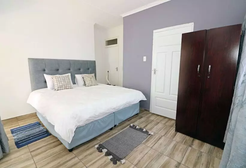 Hotelli Msitu Kwetu Lodge & Safaris