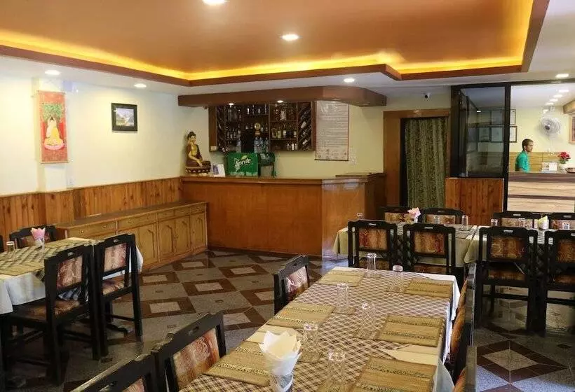 هتل Chitwan Village Resort