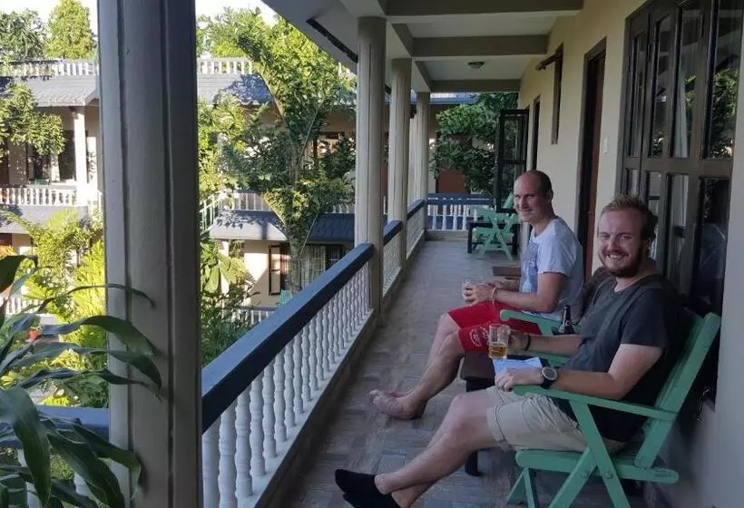 هتل Chitwan Village Resort