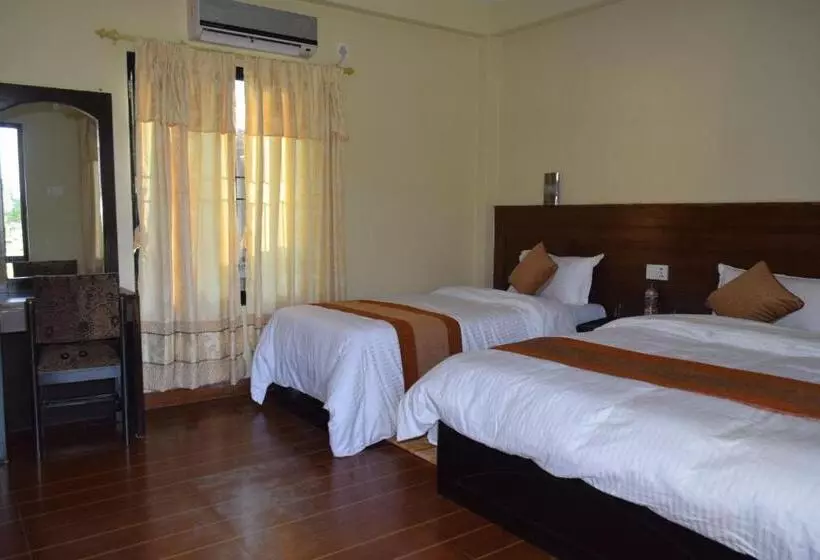 هتل Chitwan Village Resort