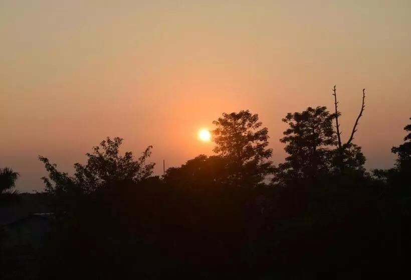 هتل Chitwan Village Resort