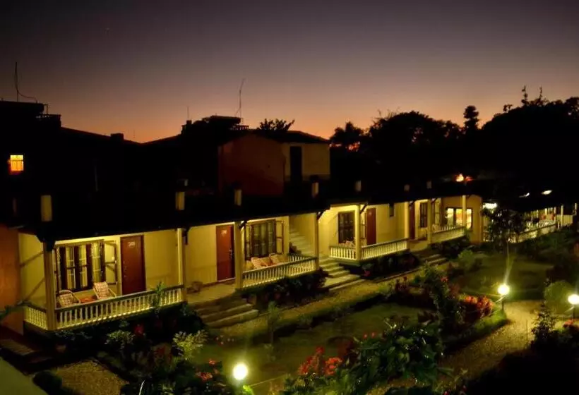 هتل Chitwan Village Resort